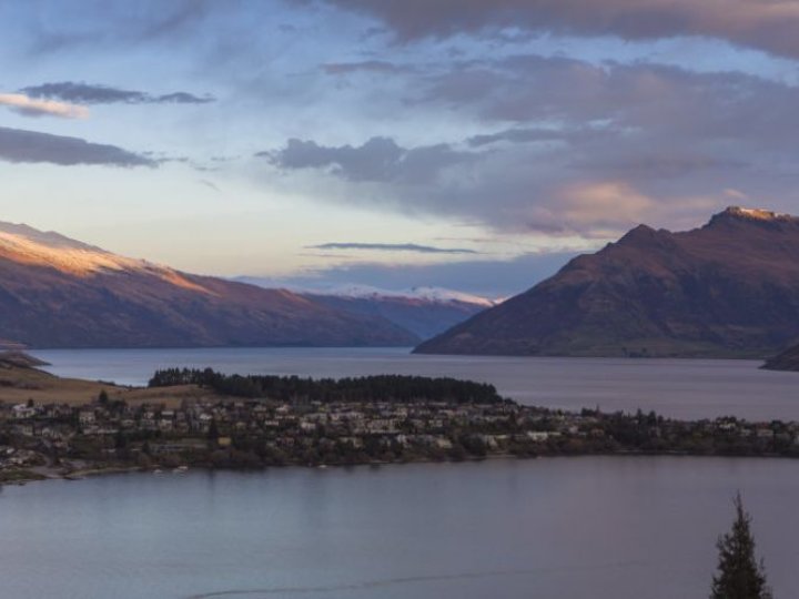 Tourist rental Mountain & Lake Views - Amazing Accom in Queenstown, Queenstown-Lakes, Otago